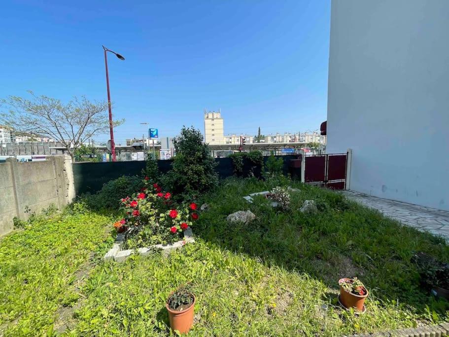 La Maison Est Situee En Face De La Gare Bondy Exterior foto