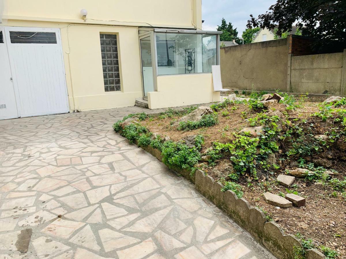 La Maison Est Situee En Face De La Gare Bondy Exterior foto
